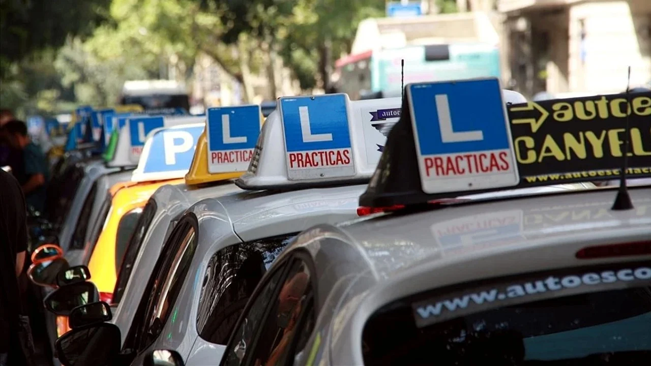 La DGT lo intenta todo para reducir la lista de espera, excepto contratar más personal: ahora, exámenes los fines de semana