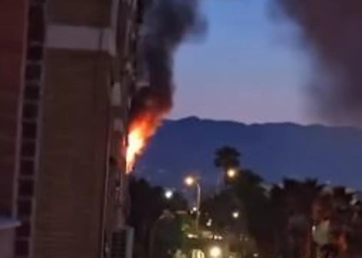 Un herido grave y varios afectados por humo en el incendio de un piso junto a la avenida de Europa