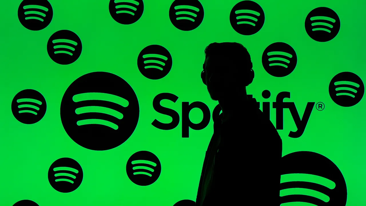 Spotify eliminará los podcasts creados con clonación de voz mediante IA