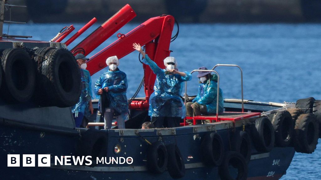 En imágenes: la evacuación de los pasajeros del crucero afectado por el hantavirus en España