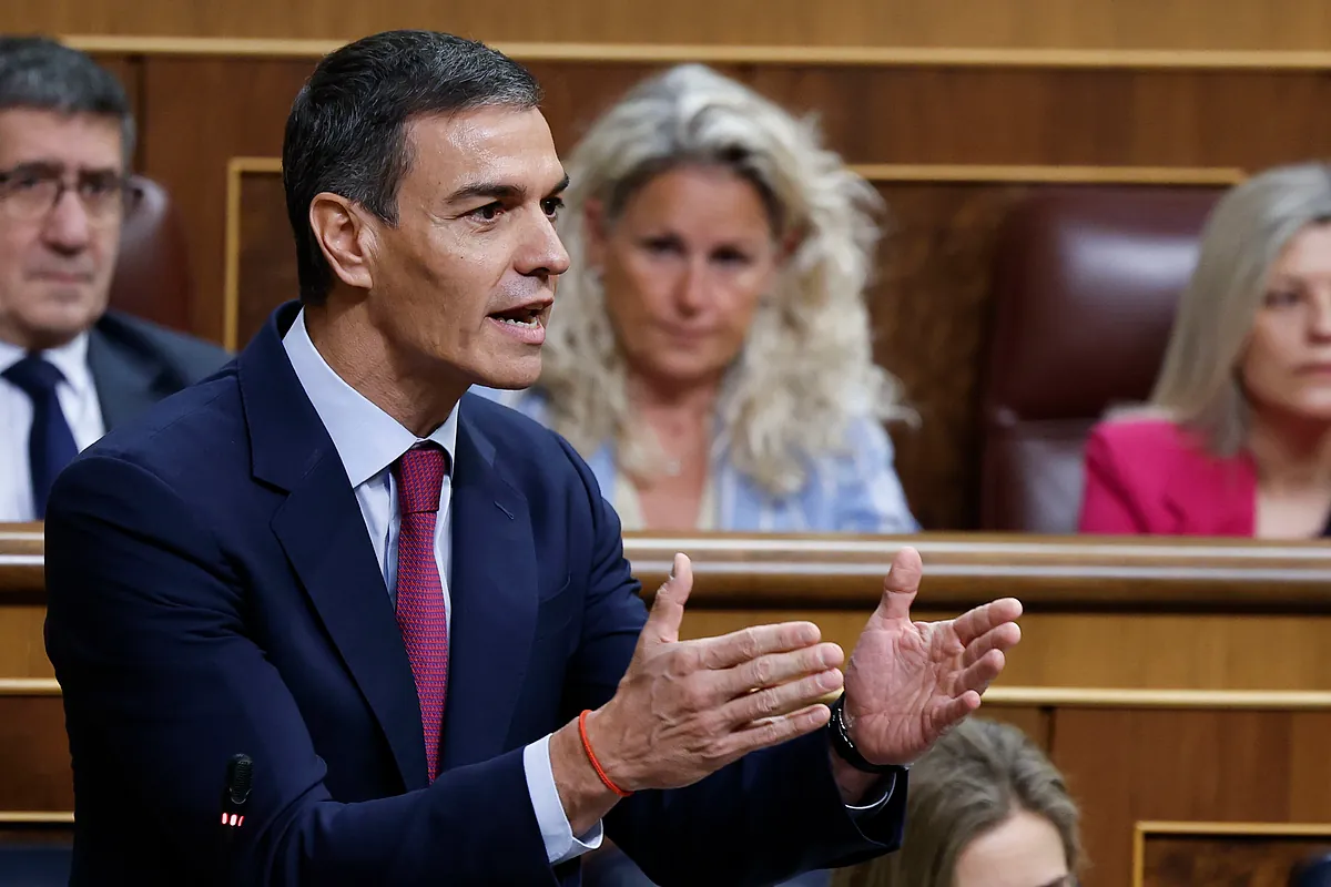 Sánchez da "todo su apoyo" a Zapatero y Feijóo pide su salida
