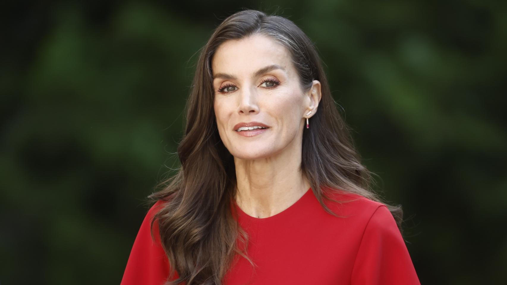 La reina Letizia, de rojo en el Senado para otra de sus citas ineludibles con el periodismo: moda española y rubíes