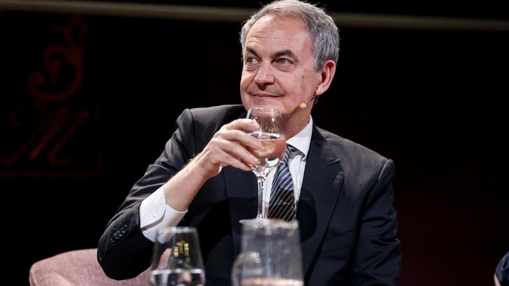 Las acusaciones populares, a por Zapatero: piden al juez que le retire el pasaporte y que tenga que 'fichar' cada 15 días