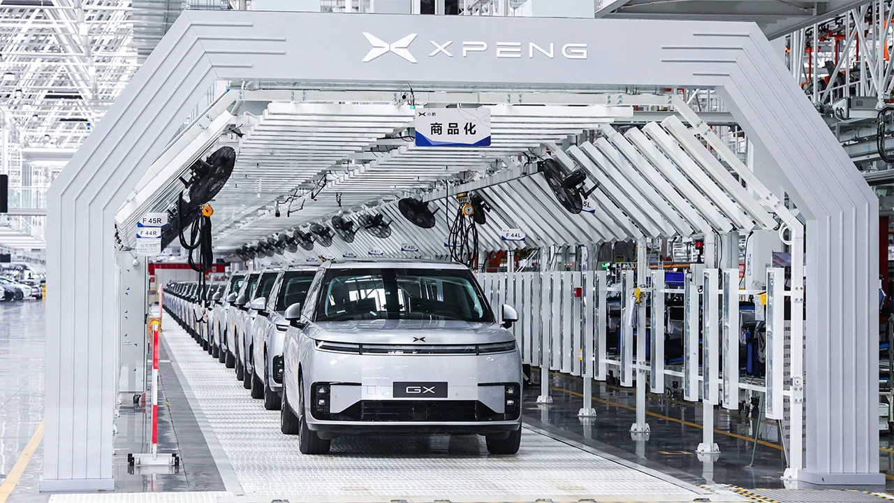 China da la razón a Elon Musk: Xpeng lanza su primer robotaxi sin LiDAR y "copia" la apuesta de Tesla