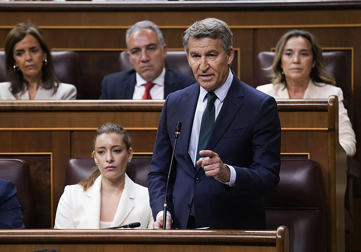Feijóo coquetea con la moción de censura