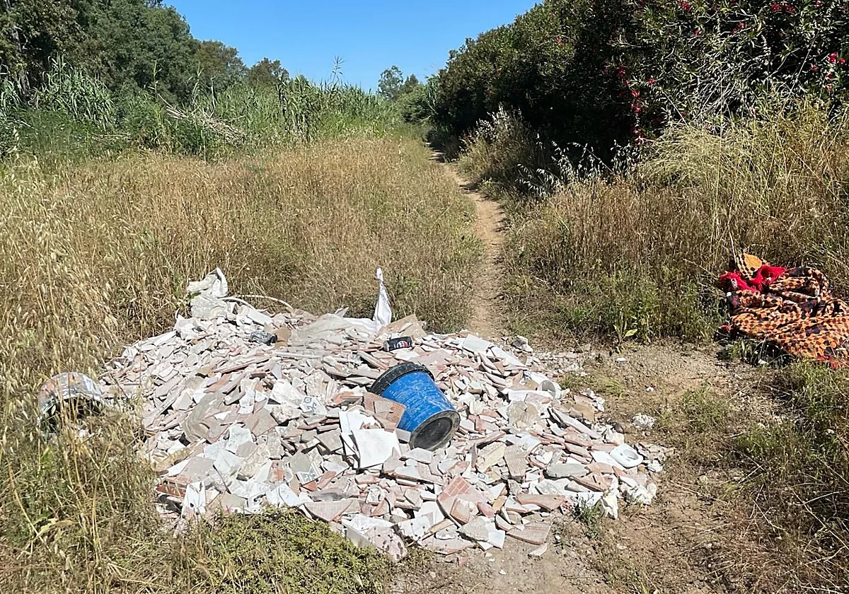 Senderistas descubren un grave vertido de escombros en la desembocadura del Guadalhorce en Málaga