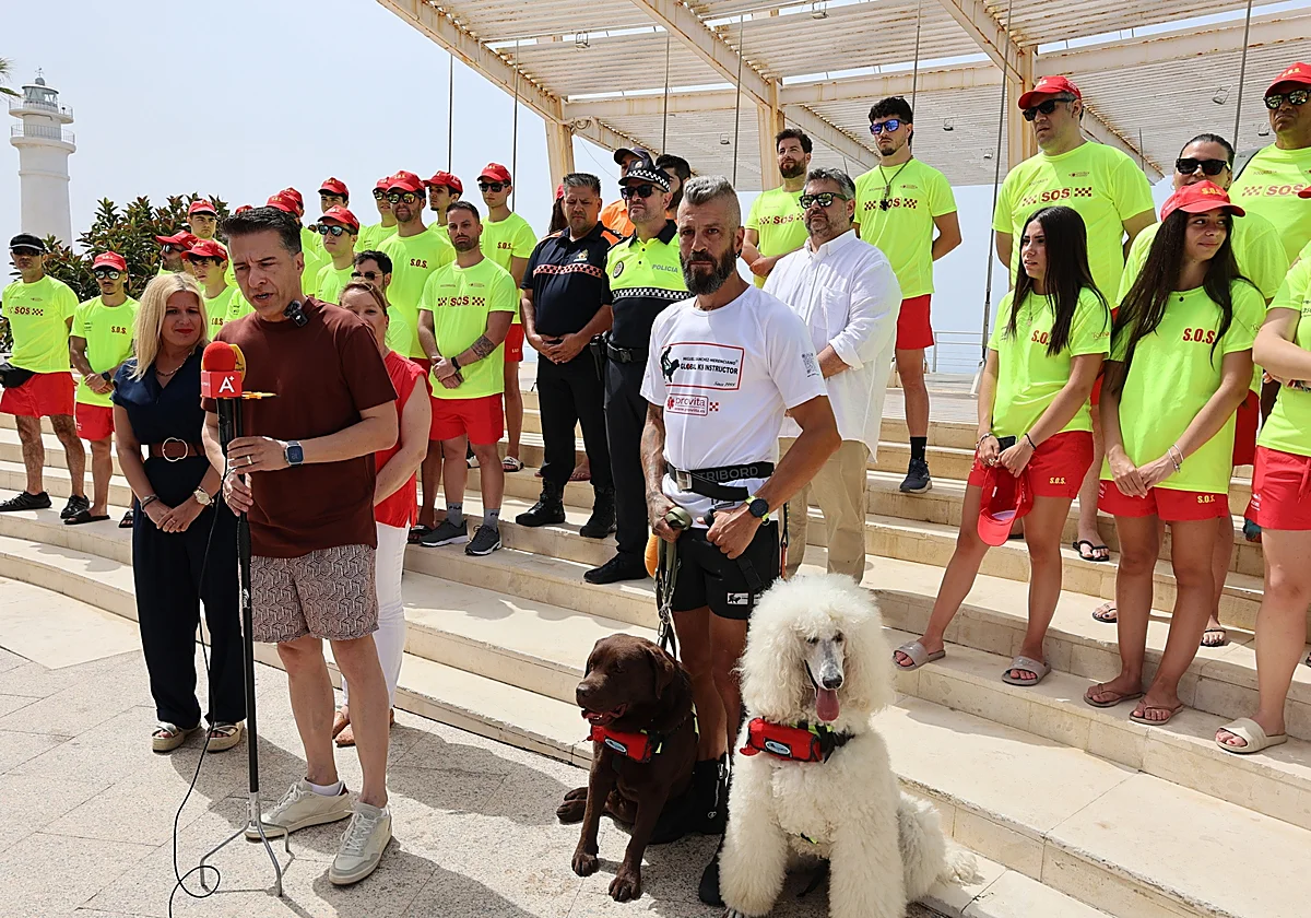 Drones, motos de agua y perros socorristas volverán a vigilar las playas de Torrox