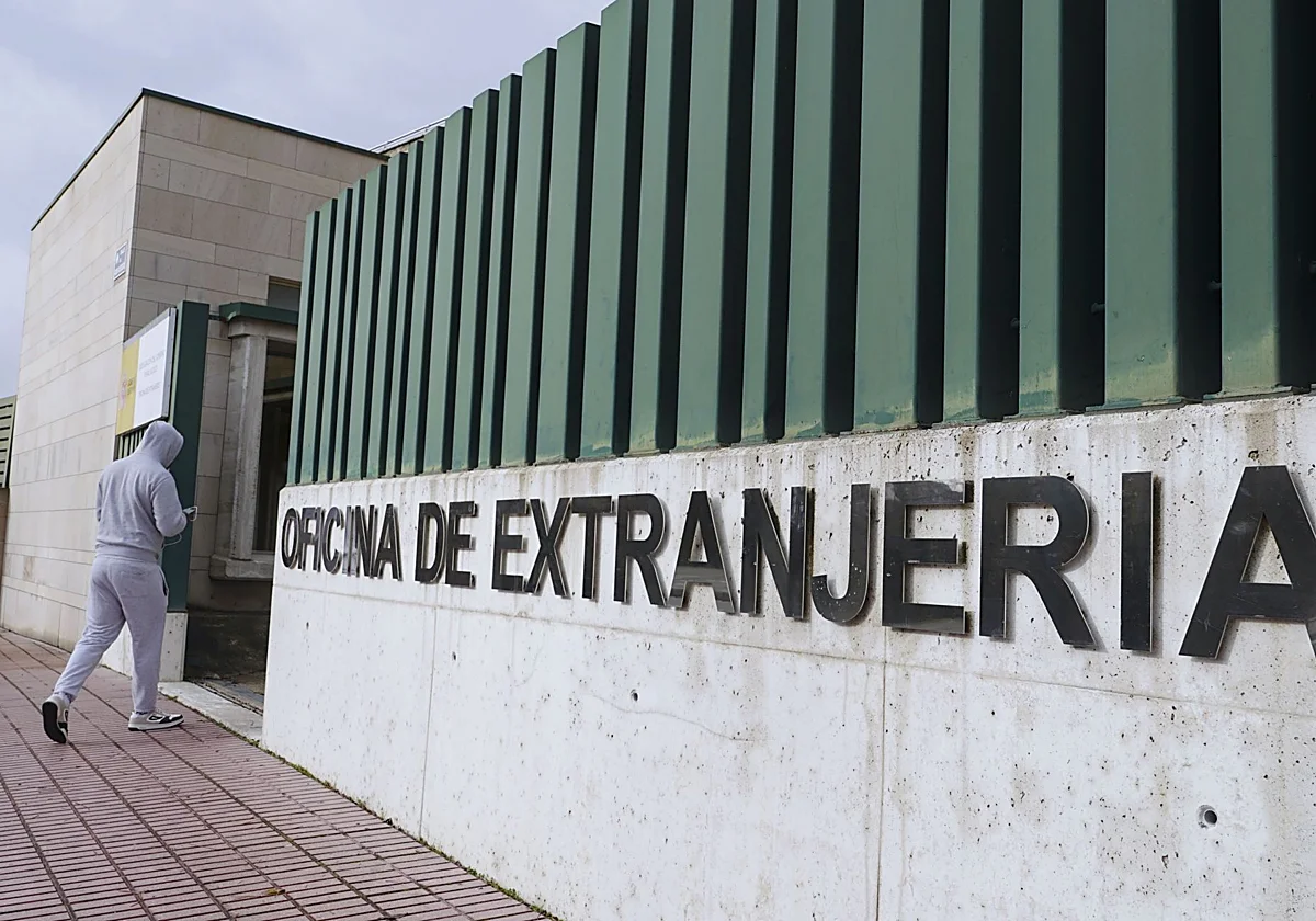 Las solicitudes para residir y trabajar en España se disparan un 32% al margen de la regularización de inmigrantes