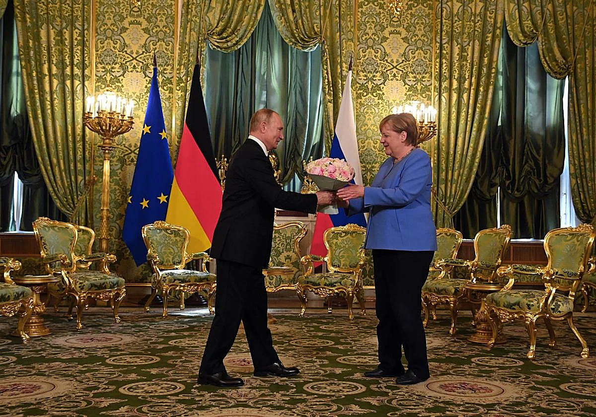 La UE sopesa enviar a Merkel o Draghi para negociar con Rusia la paz en Ucrania