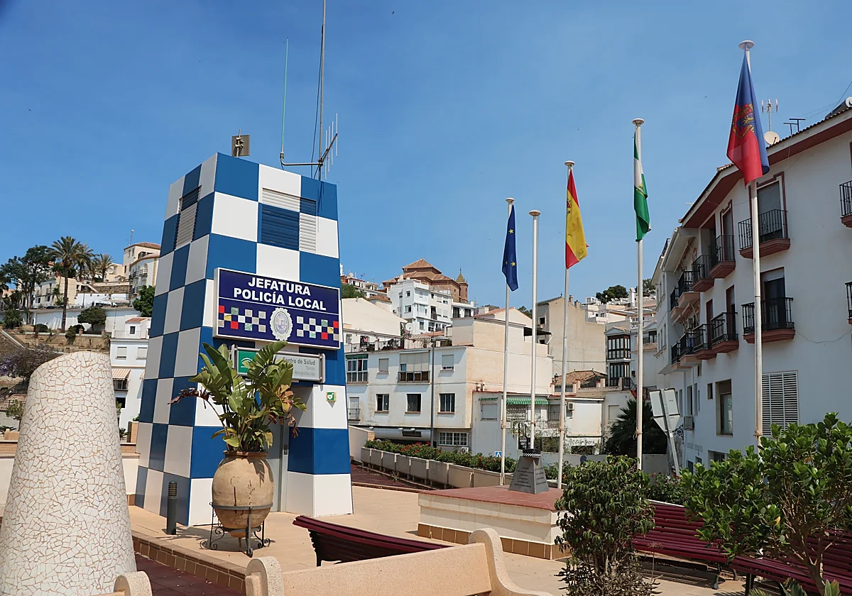 Tensión en Torrox por un hombre armado con un cuchillo en una casa familiar