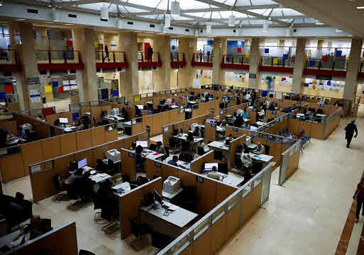 Los funcionarios comienzan a recibir la paga de más de 1.100 euros con los atrasos de la subida de este año