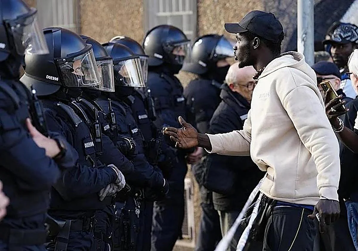 Around 400 squatters evicted by riot officers from abandoned school in north of Spain