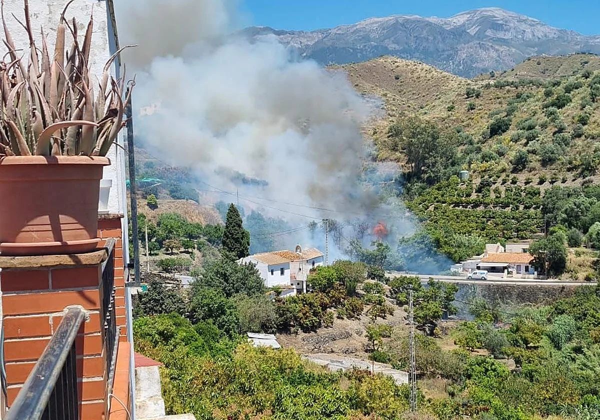 El Infoca moviliza medios aéreos por un incendio en Canillas de Aceituno