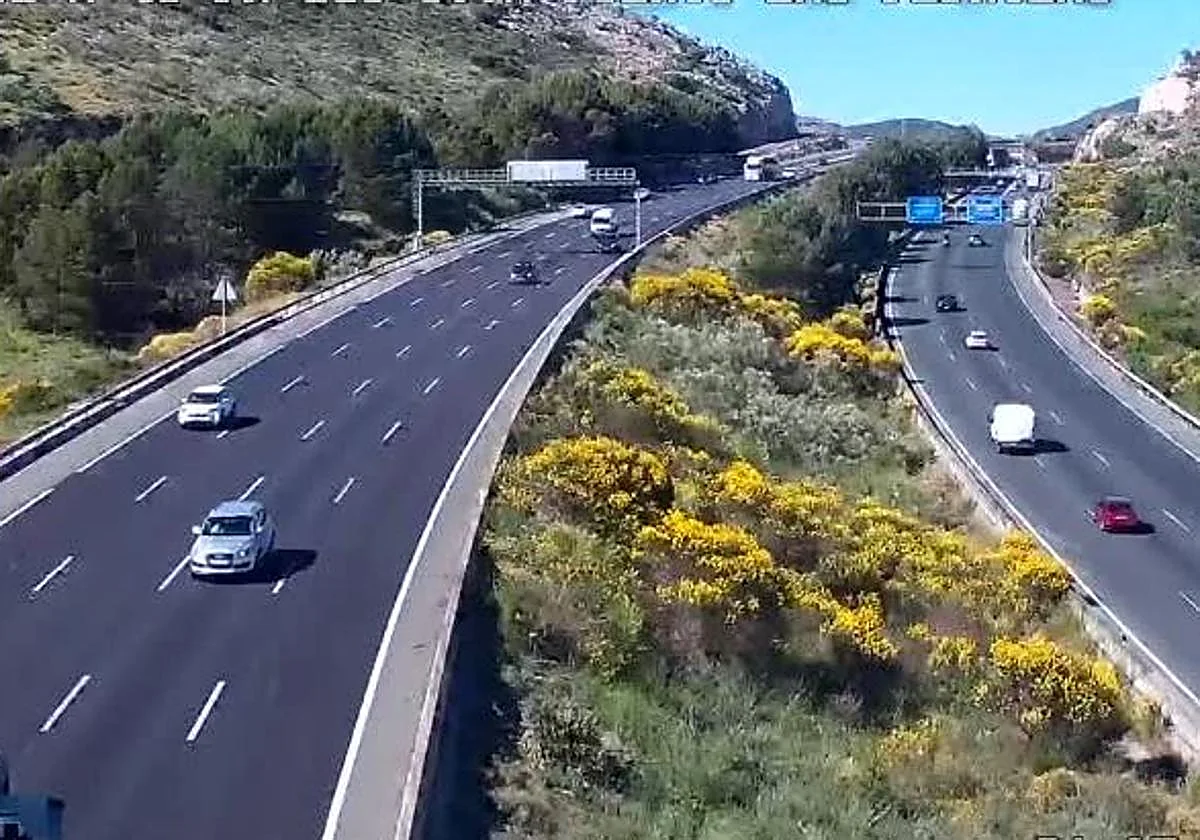 Un coche ardiendo en uno de los túneles de la AP-46 obliga a desviar el tráfico por la A-45
