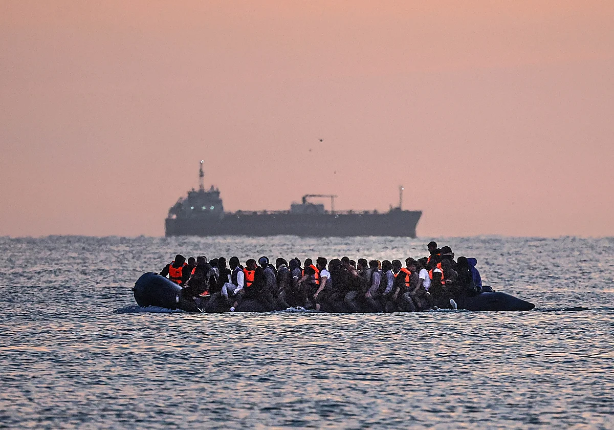 Las restricciones de entradas de Starmer redujeron la migración neta a casi la mitad en 2025