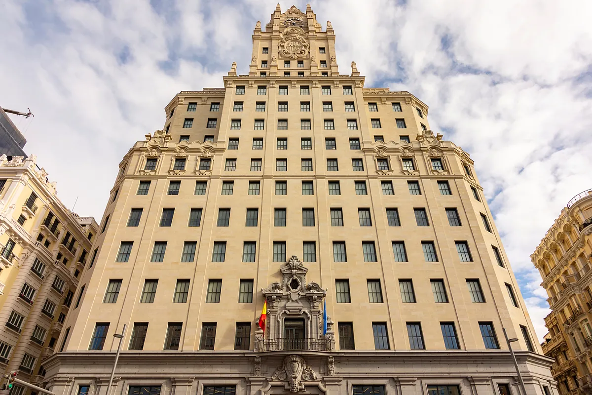 Telefónica ultima la venta de su histórica sede de Gran Vía a Tomás Olivo