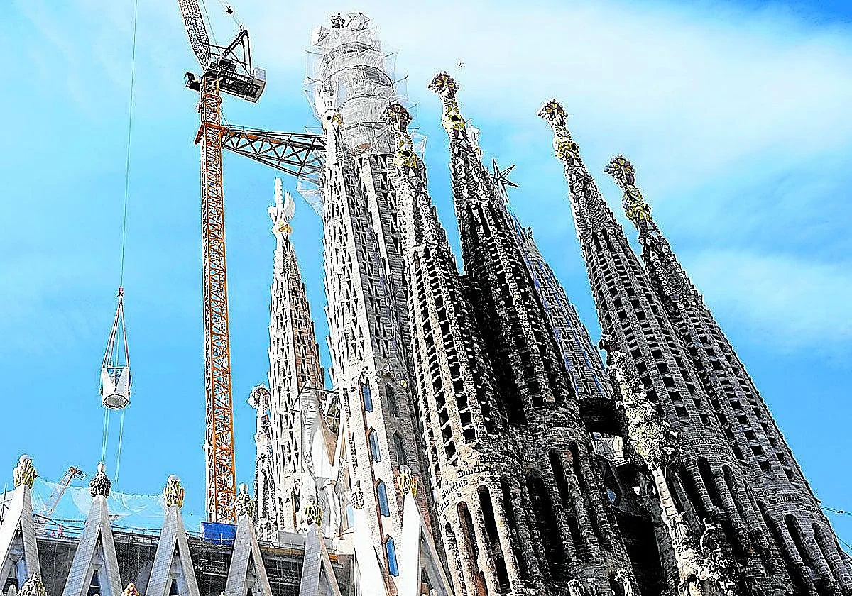 8,000 people to attend papal blessing of Sagrada Familia's tallest spire in Barcelona