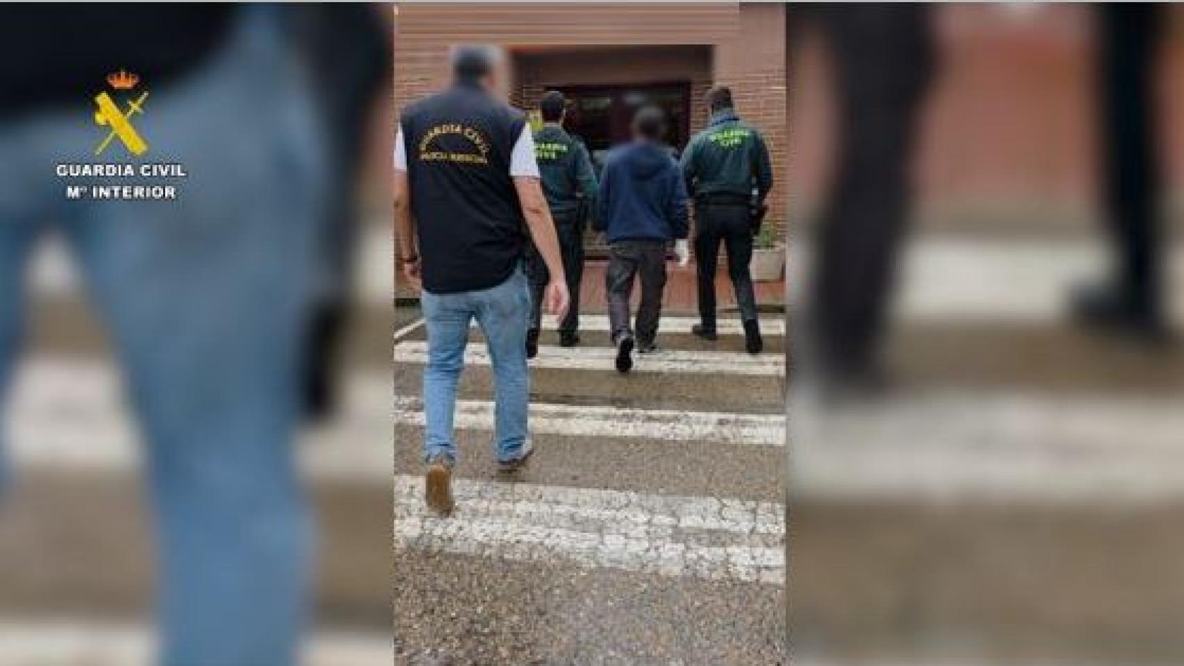 Descubren una microcámara en los aseos femeninos de una fábrica en Valladolid y detienen a un empleado