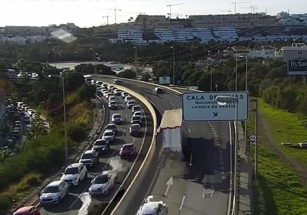 Un accidente múltiple en la A-7 provoca ocho kilómetros de retenciones entre Mijas y Fuengirola