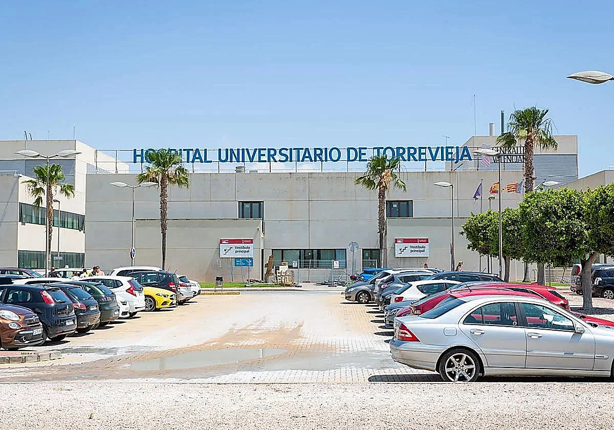 Un incendio en el Hospital de Torrevieja deja dos heridos y obliga a desalojar la segunda planta