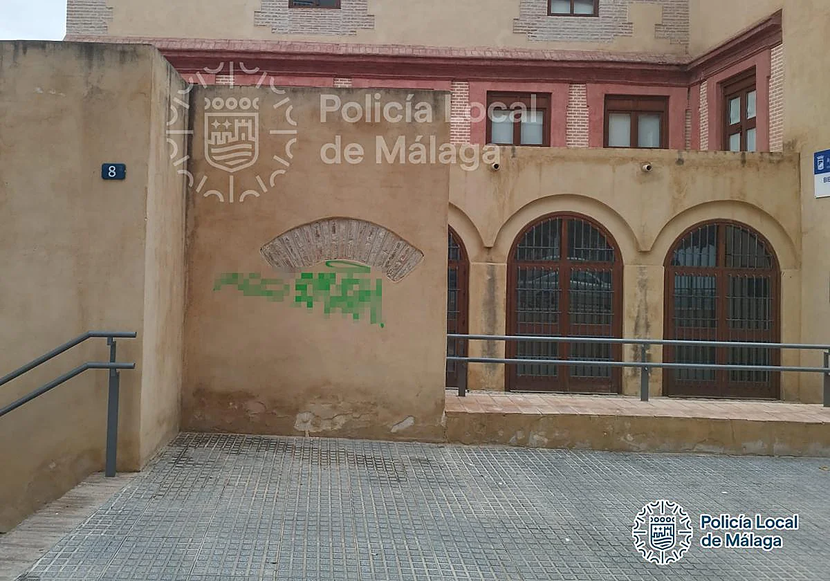 La firma delata al autor de una pintada vandálica en el convento de San Andrés en Málaga