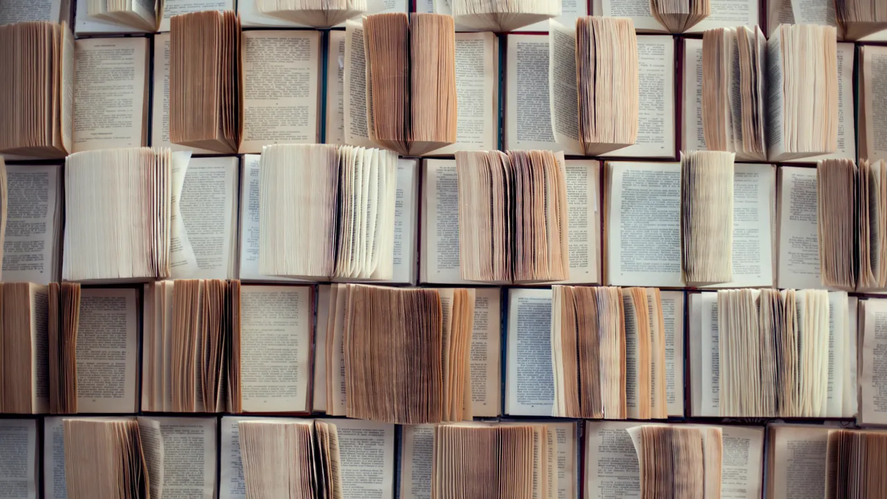 Cómo Anthropic destruyó millones de libros de papel para que Claude aprendiera a escribir