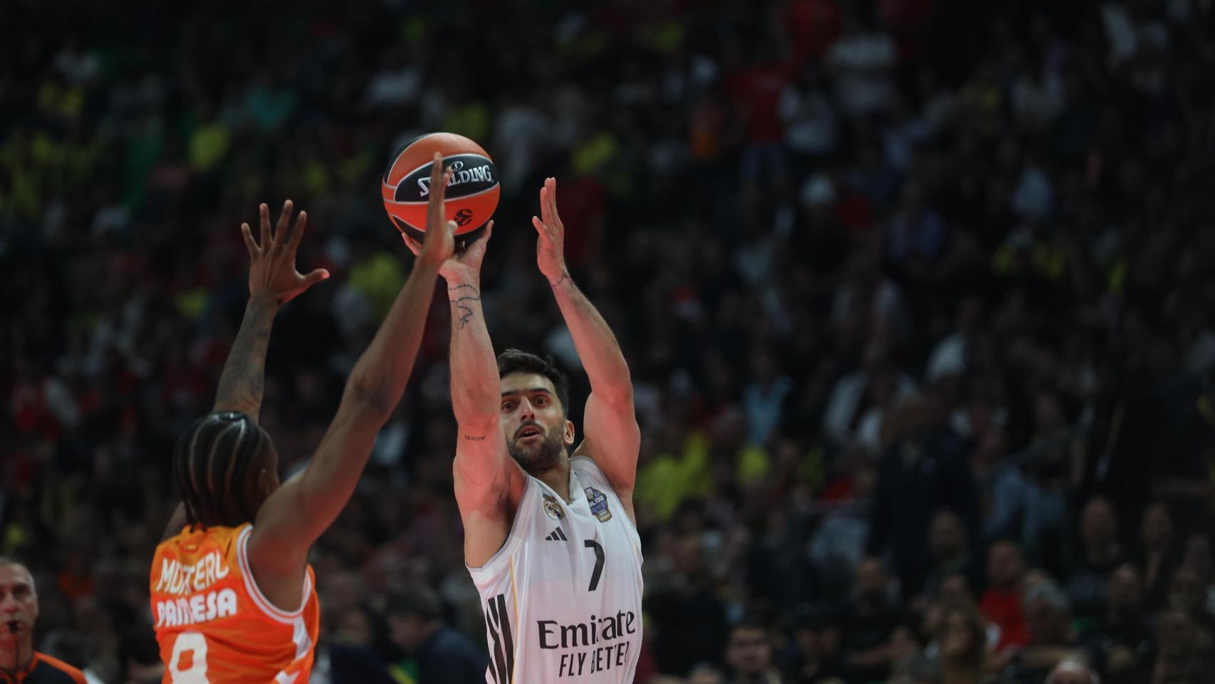 El Real Madrid se gana desde el triple el billete a la final de la Euroliga ante un Valencia que paga su falta de experiencia