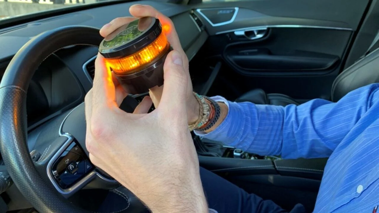 Acabas de comprar una baliza V16 y esto es lo primero que deberías comprobar para saber si funciona bien