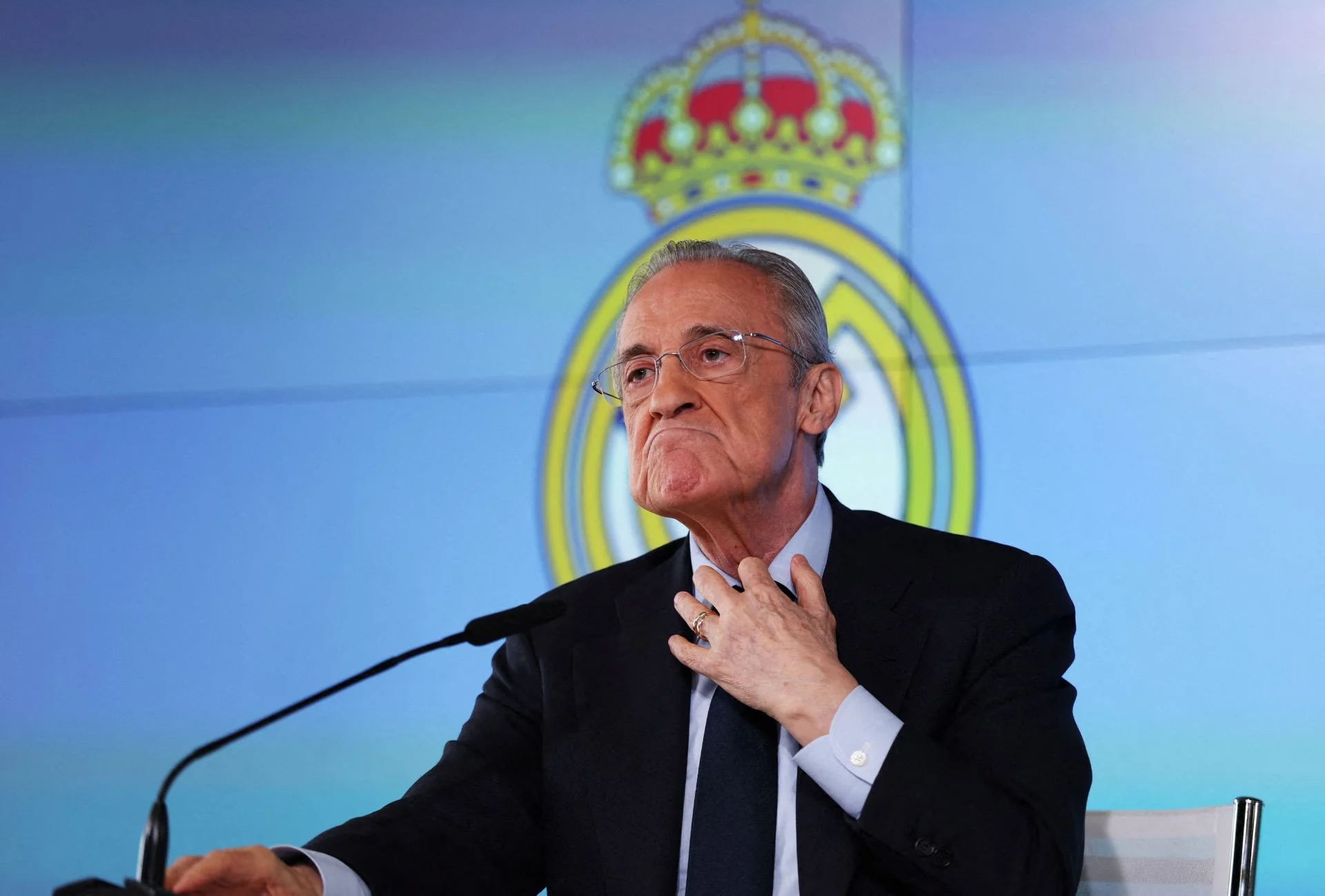 Florentino Pérez presenta su candidatura a la espera de Enrique Riquelme