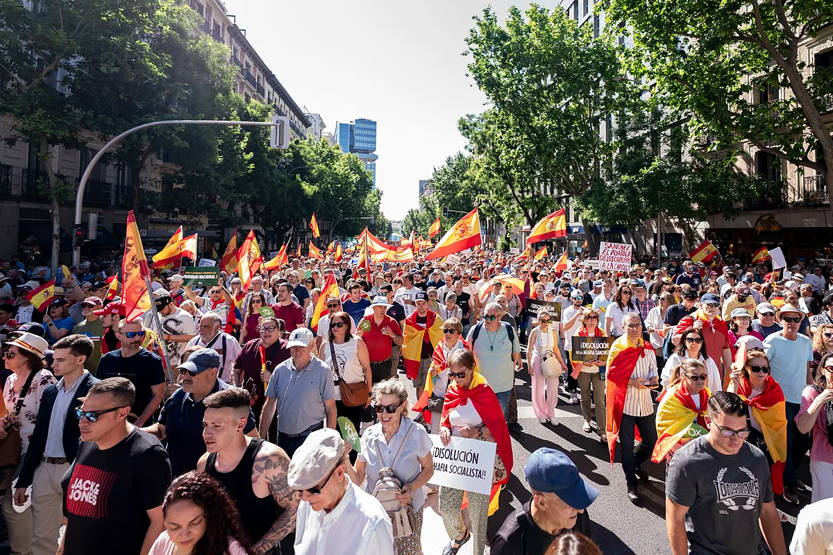 Miles de personas piden la dimisión de Sánchez en una marcha apoyada por Vox y PP