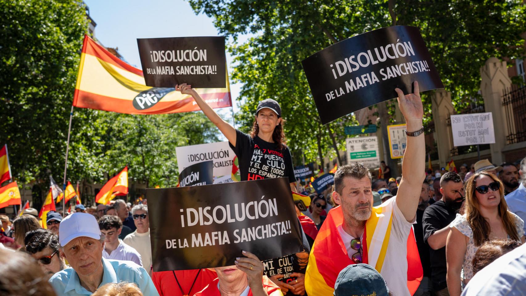 Decenas de miles convocados por asociaciones cívicas piden la dimisión de Sánchez por la corrupción tras el caso Zapatero