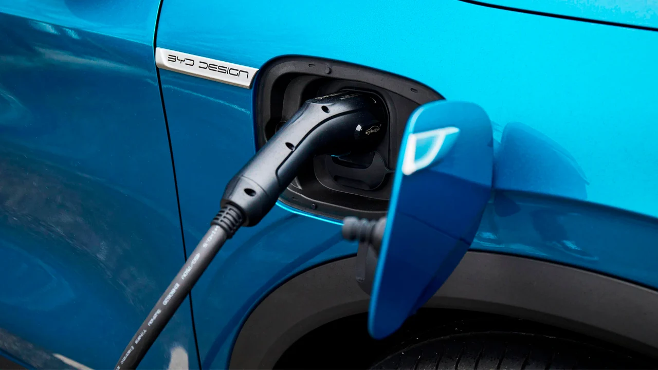 El coche eléctrico baja de precio en Europa… pero más de la mitad de los conductores no logra la autonomía prometida