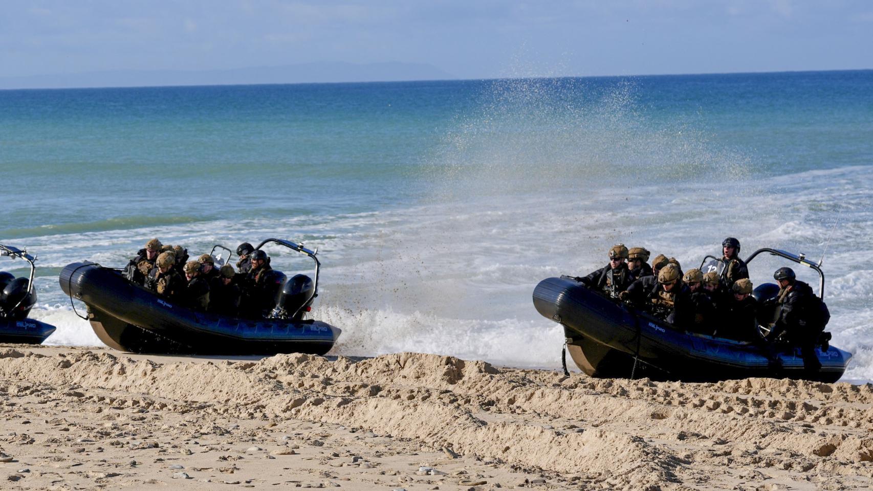 Los narcos roban tres embarcaciones a la Armada durante unas maniobras militares en la costa de Cádiz