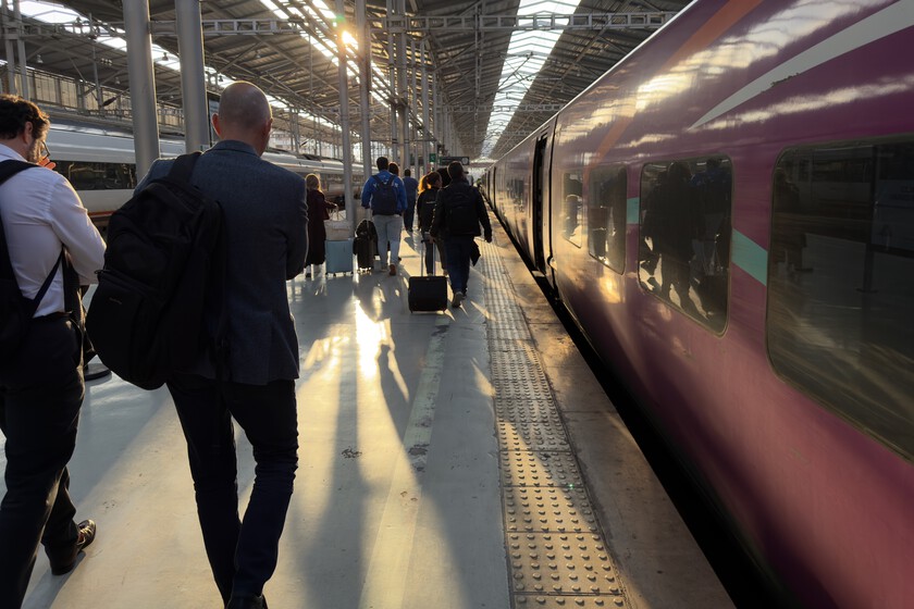 Renfe está obligada a indemnizar por retrasos de más de 15 minutos a partir del 1 de enero. El Gobierno quiere impedirlo