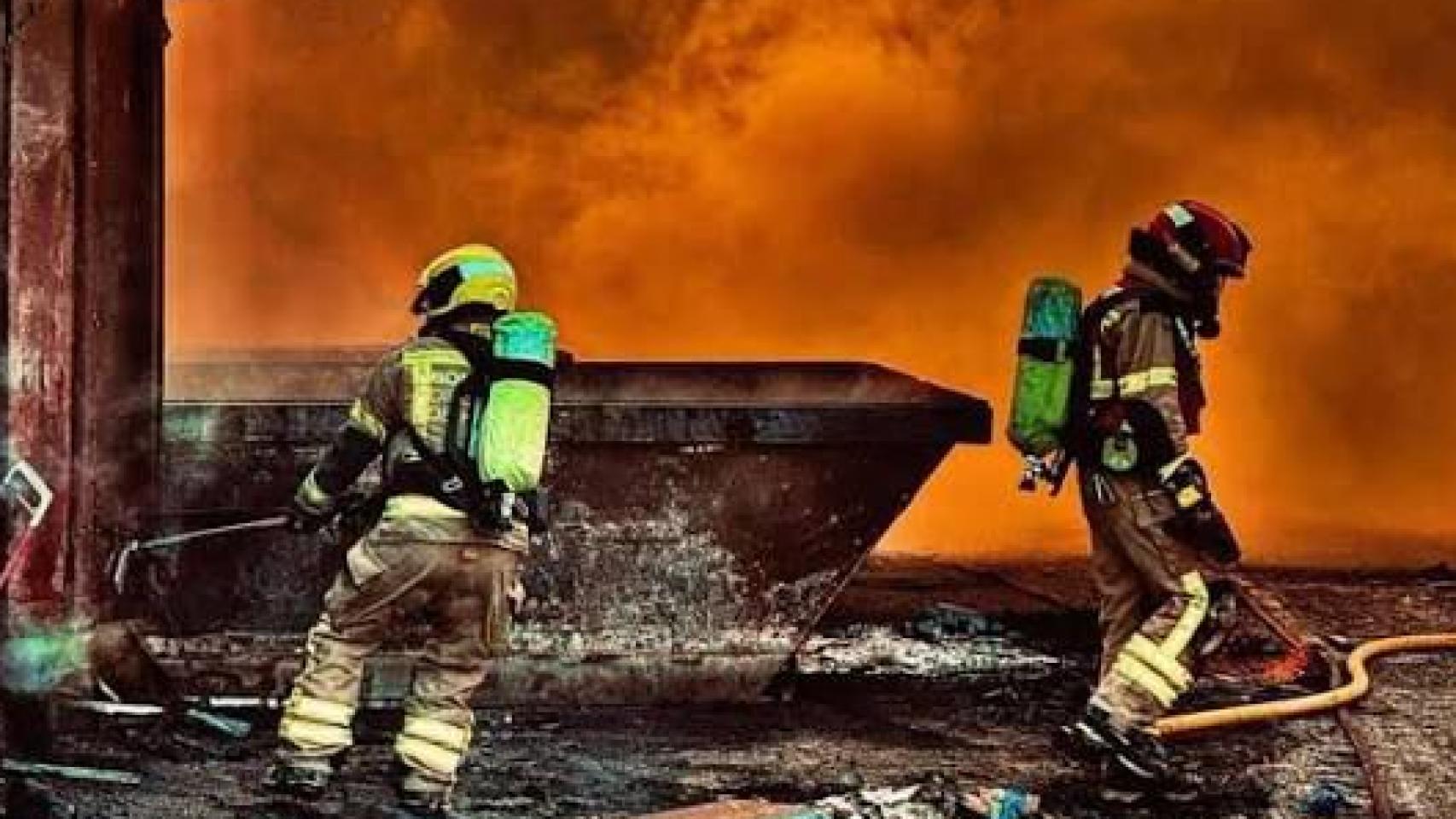 Los bomberos luchan por apagar un incendio en una planta de reciclado de Fraga: se inició el viernes