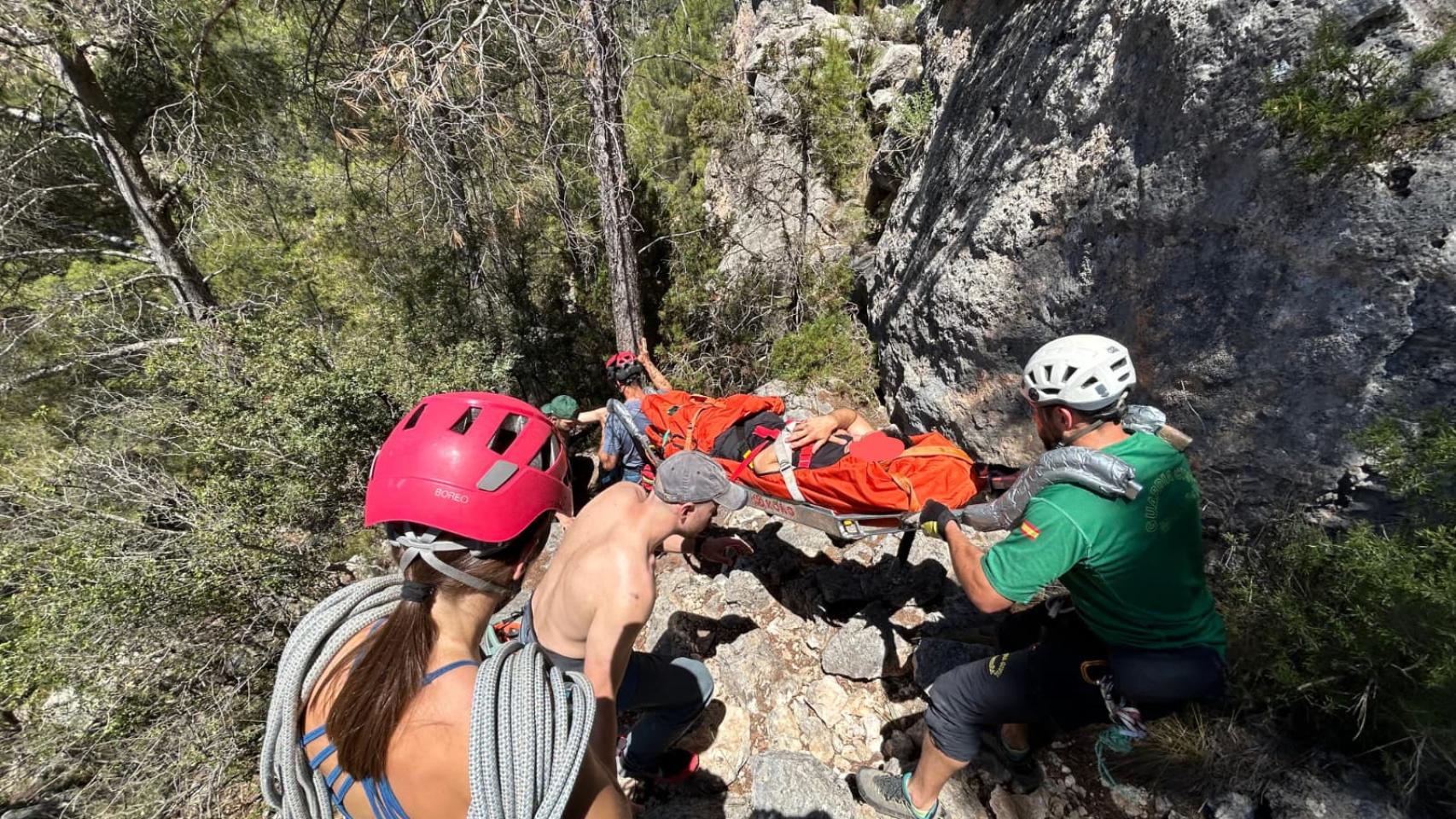 La Guardia Civil rescata a un escalador tras ser golpeado por una roca en Teruel: fue evacuado en camilla