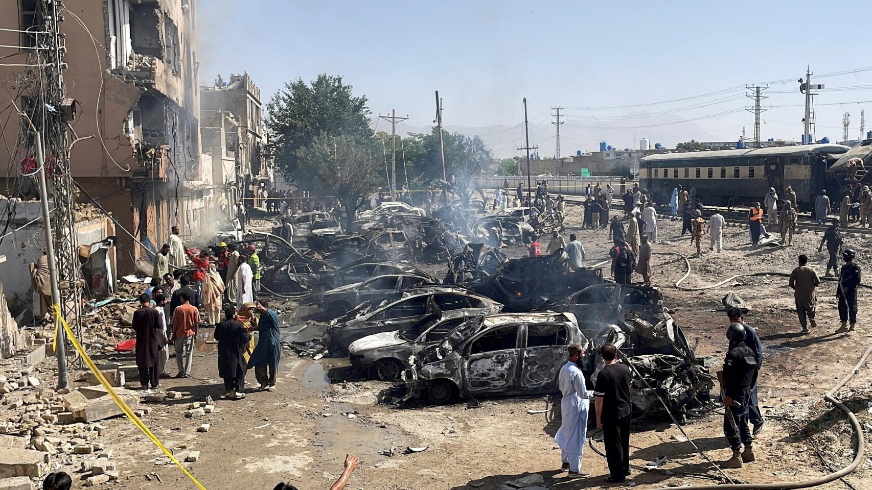 Al menos 29 muertos y 102 heridos tras una explosión en un tren con destino a una zona residencial militar en Pakistán
