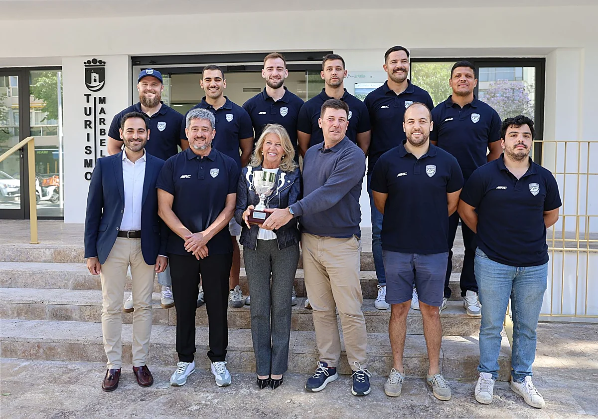 Ángeles Muñoz recibe al equipo senior del Marbella Rugby Club tras alzarse con la máxima competición andaluza
