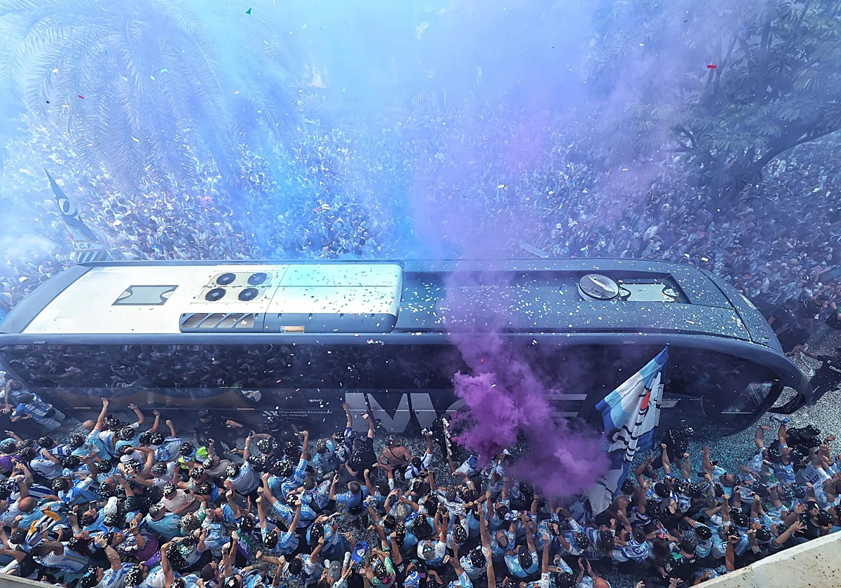 Así fue el espectacular recibimiento al autobús del Málaga para el partido frente al Racing