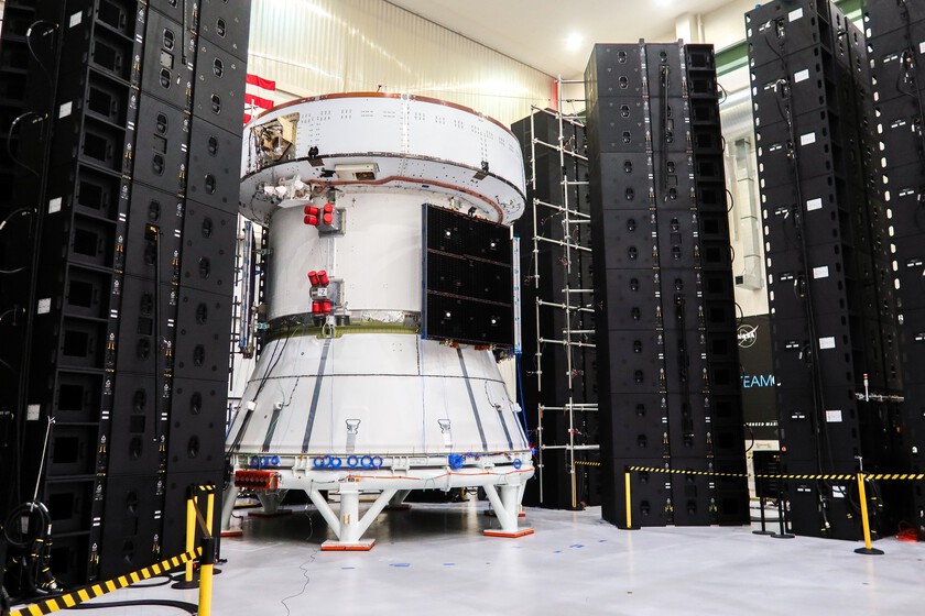 Si la pregunta es qué hace el módulo europeo de Orion entre altavoces gigantes, la respuesta son pruebas extremas de la NASA