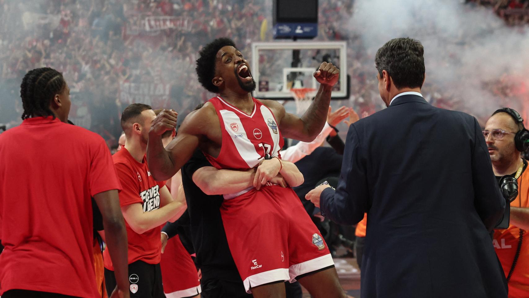 El Olympiacos conquista la Euroliga tras una intensa batalla frente a un Madrid sin pivots y con los árbitros en contra