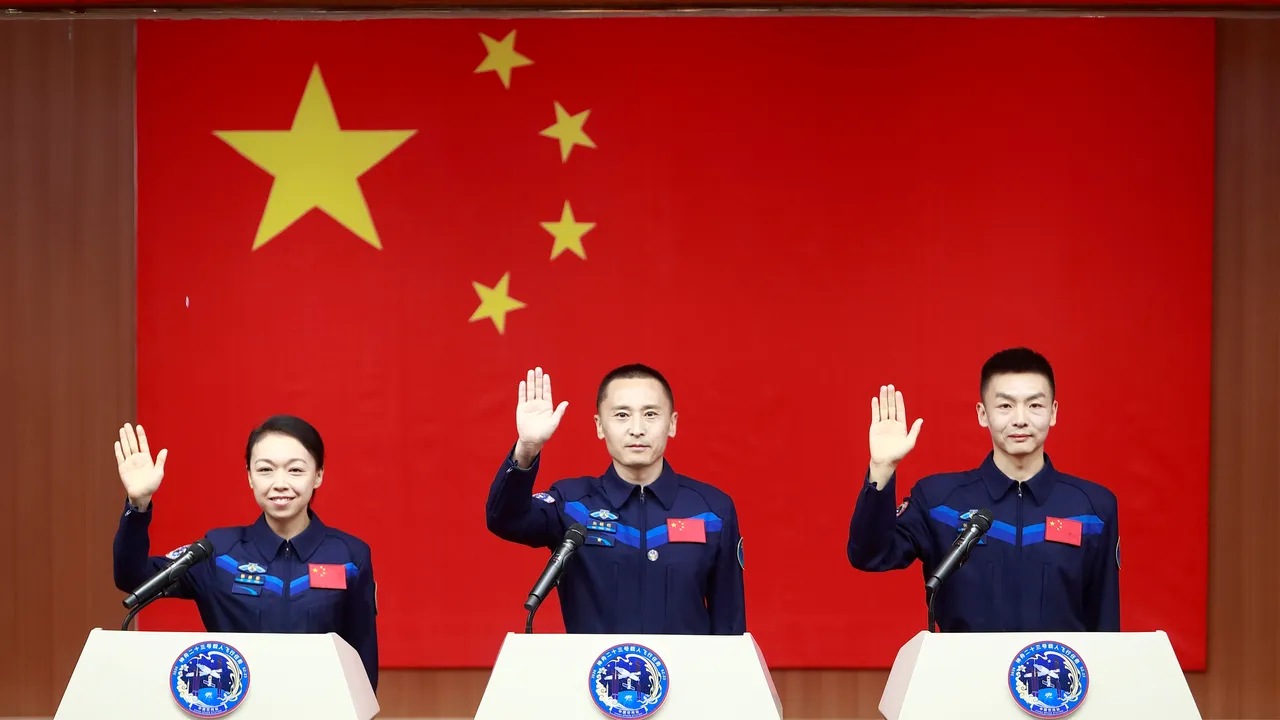 China lanza misión que pondrá a un humano en órbita por un año, un paso crítico si quiere superar a EE UU en el espacio