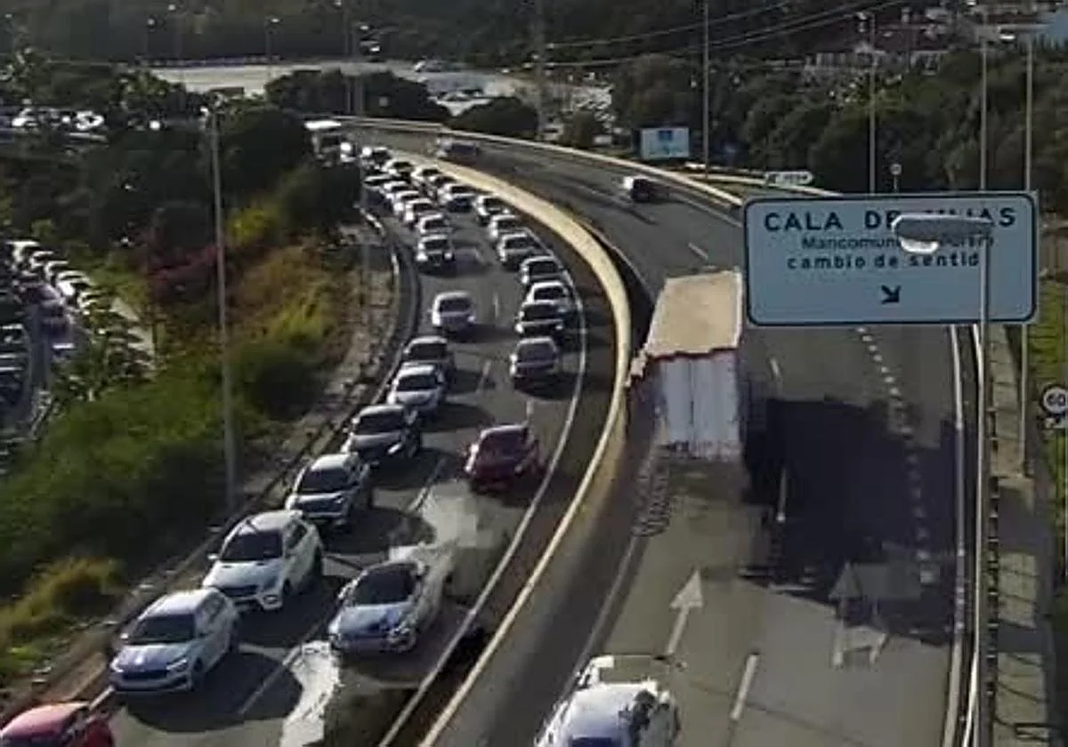 Crash on A-7 motorway causes eight kilometres of traffic tailbacks on the Costa del Sol