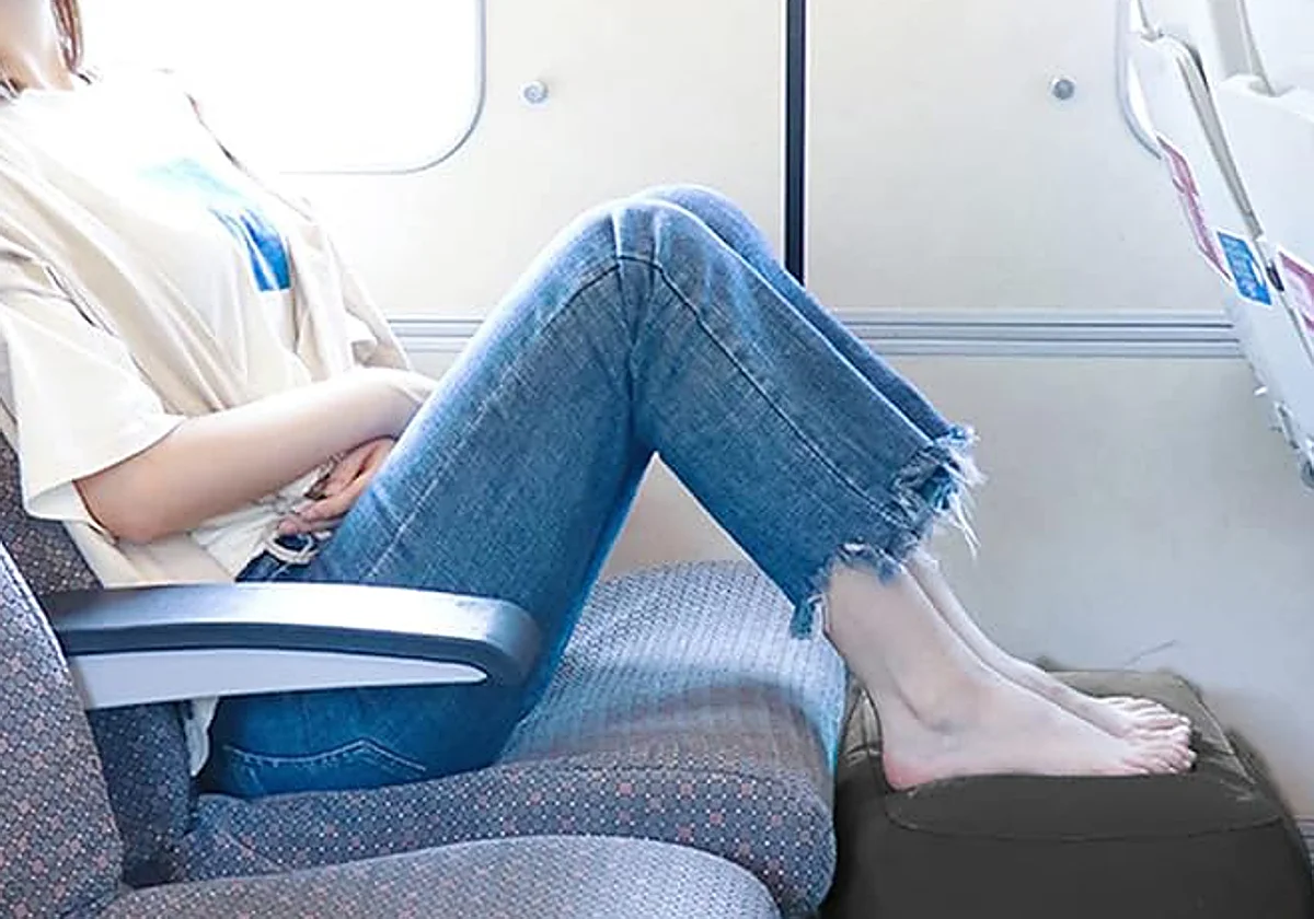 Si viajas con frecuencia, hazte con una de estas almohadas inflables para pies para hacer tu trayecto más cómodo