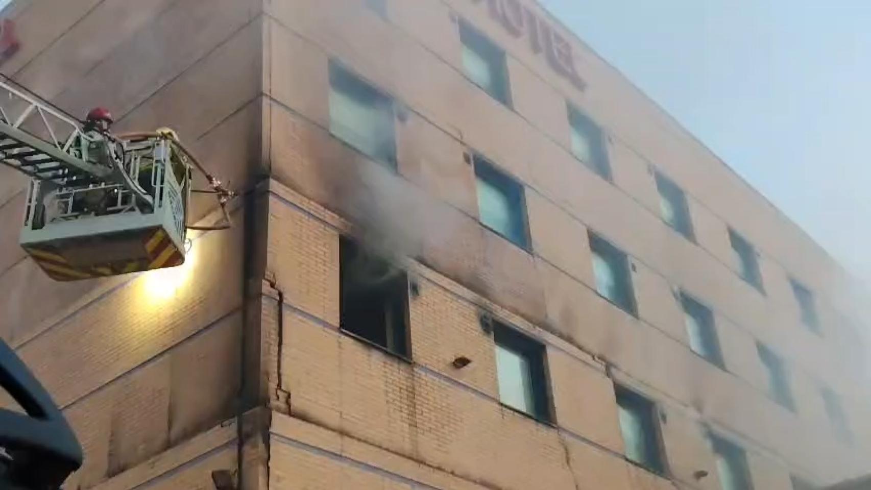 Un virulento incendio obliga a desalojar el hotel IBIS Centro de Málaga de madrugada y quema el Le Grand Café