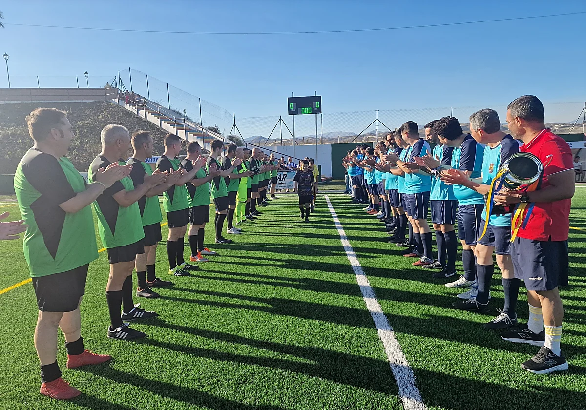 Alcaldes de la Axarquía y guardias civiles inauguran el nuevo césped en el campo de fútbol de Benamocarra
