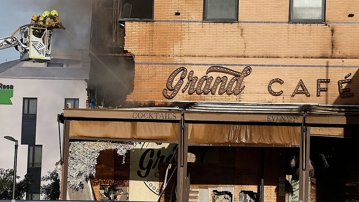 El fuego devora Le Grand Café: «Esto es una ruina»