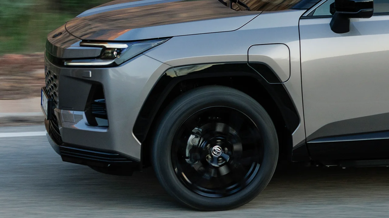 Toyota rompe por segunda vez el mito del híbrido enchufable, el 90 % de sus clientes sí lo enchufa