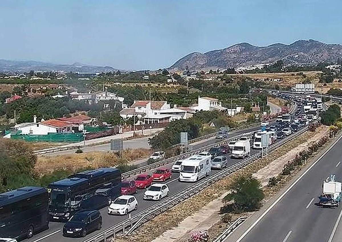 Un vehículo ardiendo deja diez kilómetros de atascos en la A-7 dirección Málaga