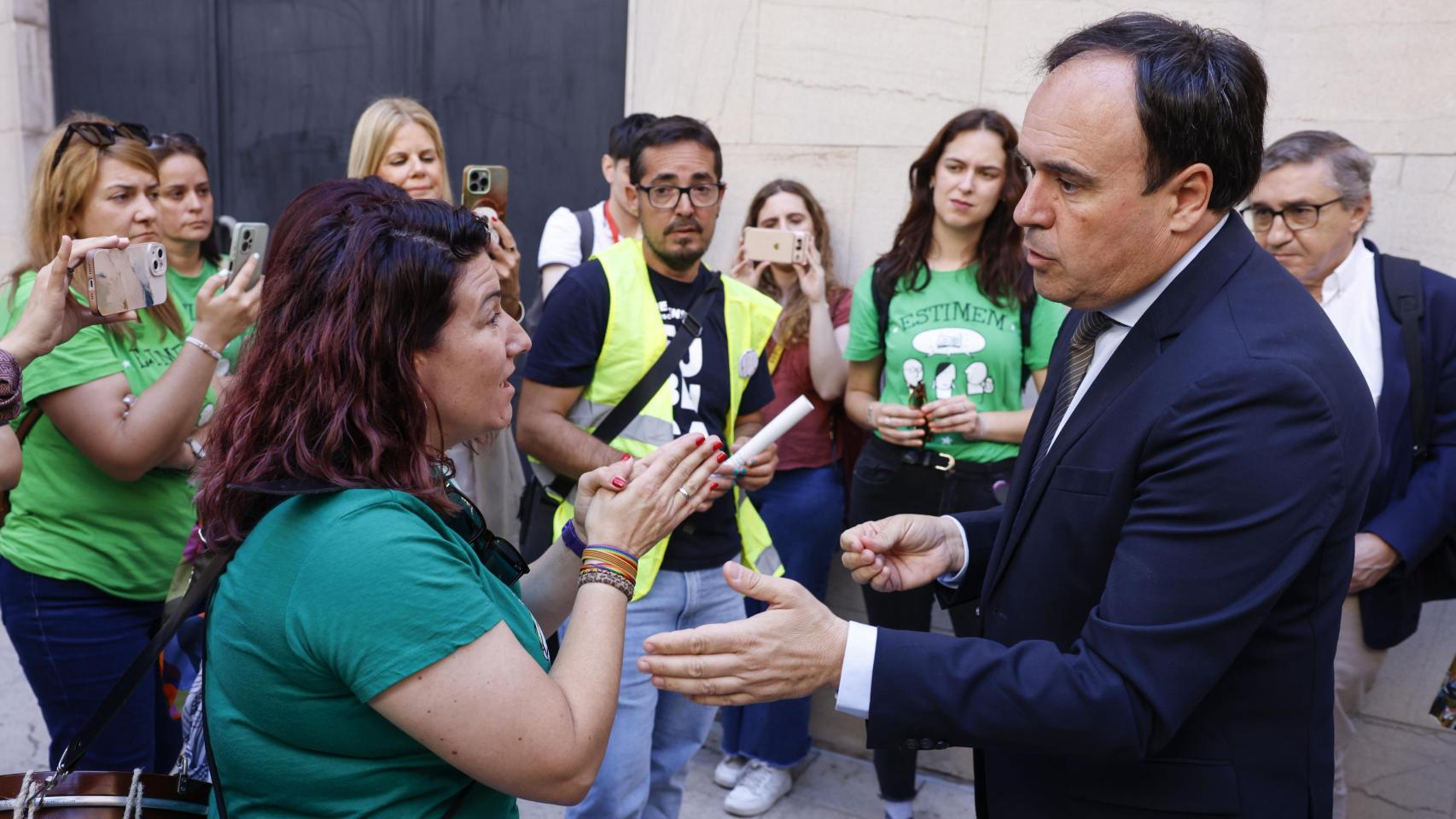 Llorca espera que "esta tarde o mañana como muy tarde" haya acuerdo con los sindicatos para desconvocar la huelga educativa